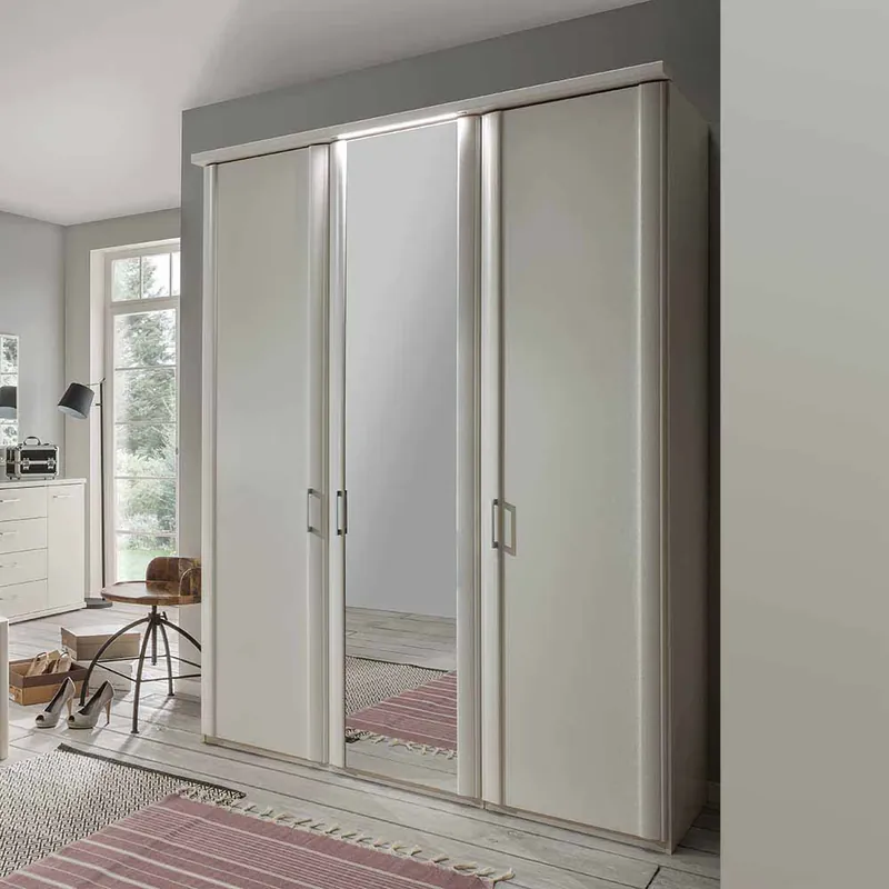 Weißer Schlafzimmerschrank Ronis mit drei Türen Preisreduziert