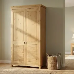 OTTO home Kleiderschrank »Rauna, mit Lamellen und Kassetten, klassischer Landhausstil, rustikal« 2 Breiten: 113/159 cm H/T ca. 195/60 cm,massive Kiefer, Metallgriffe, mehrere Varianten, zeitloses Design Sonderaktion