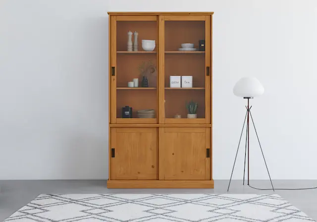 OTTO home Vitrine »Schröder« mit 2+2 Schiebetüren, aus massivem Kiefernholz, Breite 114 cm Preisknaller